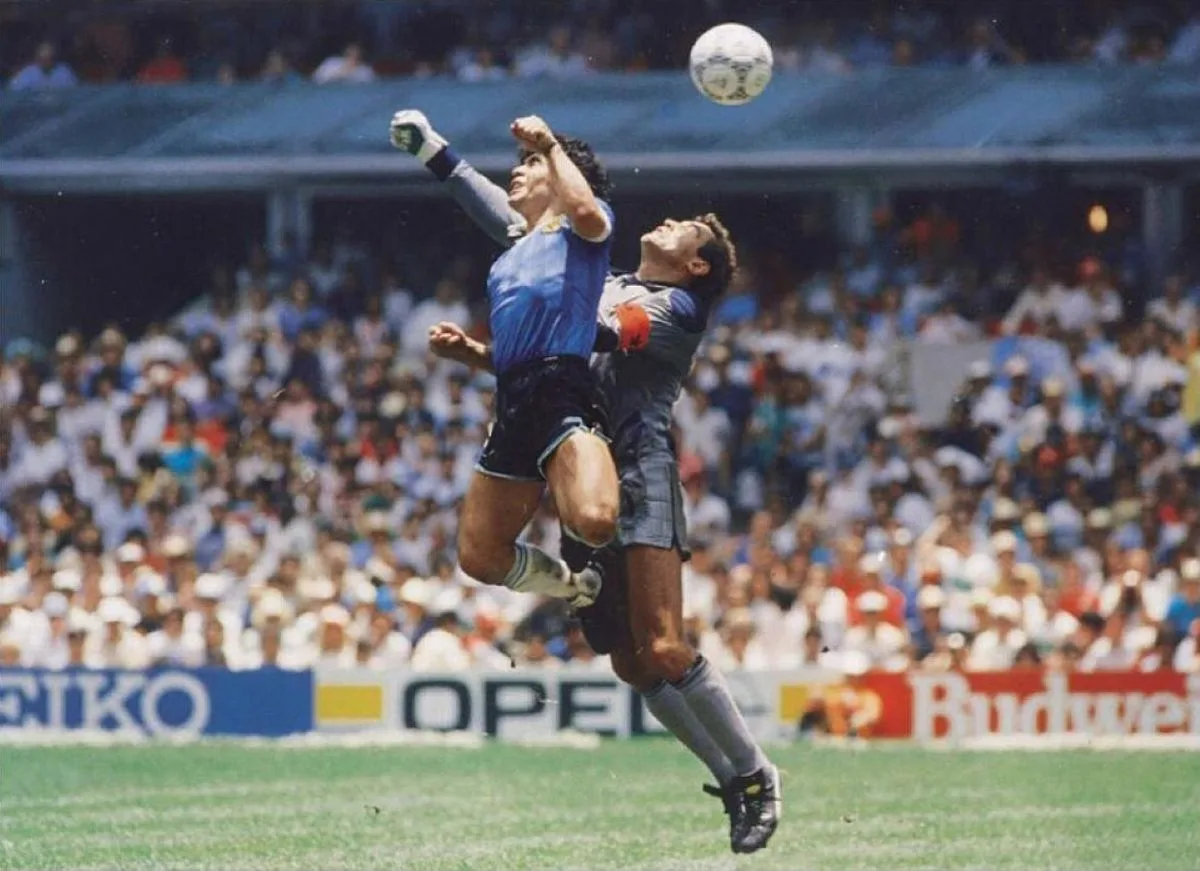 Gol "Tangan Tuhan" Maradona yang kontroversial dan legendaris. (Foto: Wikimedia)