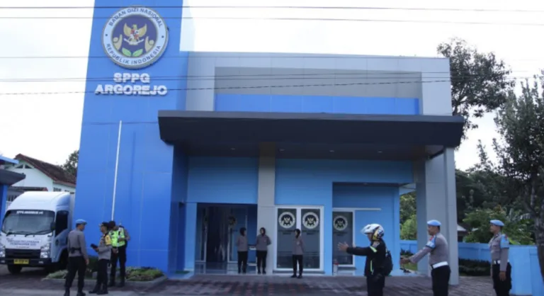 Pemda DIY dan Satgas MBG sidak SPPG di Yogyakarta untuk memastikan kebersihan dapur, kepatuhan SOP, dan keamanan makanan siswa. (Istimewa)