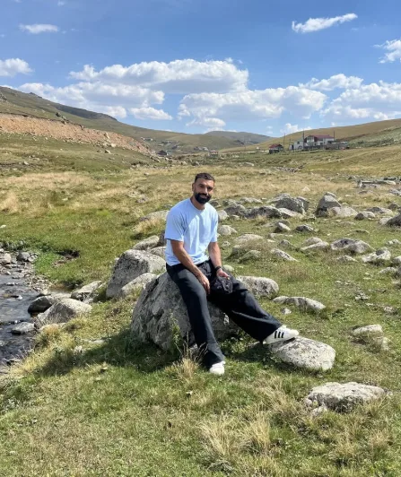 Potret Moh Salah sang legenda Liverpool sedang foto di batu yang sekarang jadi objek wisata (Instagram : @mosalaha)