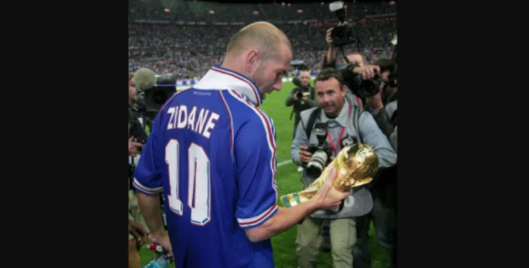 Nomor punggung Zidane di Timnas Prancis paling dikenal adalah 10. Simak sejarah nomor Zidane sejak debut hingga Piala Dunia 1998. (Foto pinterest)