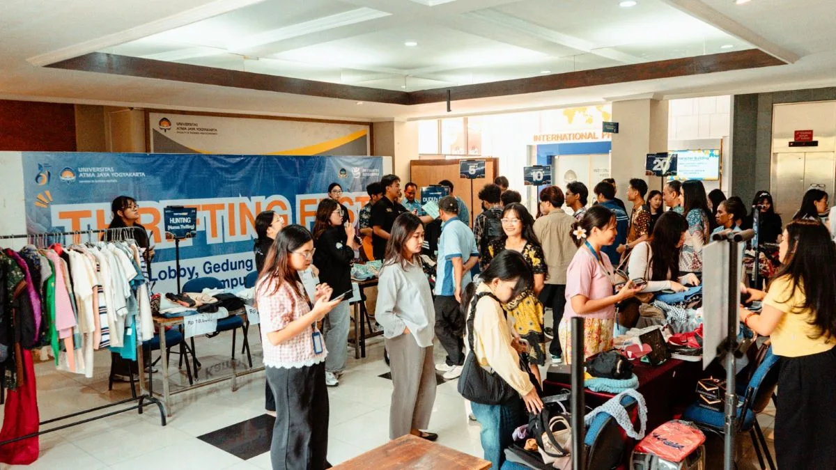 UAJY Thrifting Fest 2026 mengajak sivitas akademika mengurangi limbah tekstil sekaligus berdonasi untuk korban bencana alam. (Foto: Humas UAJY)