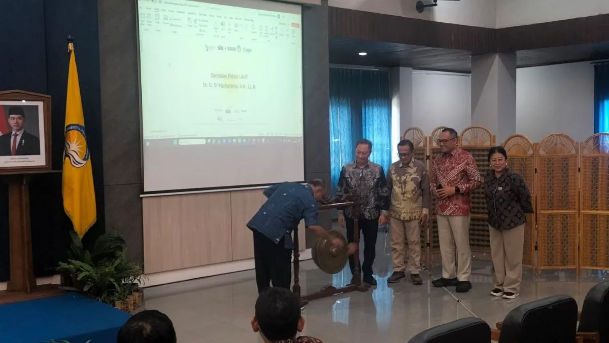 Pemukulan gong menandai pembukaan Indonesia Green Building Festival (IGBF) 2026 di Senin, 14 September 2026 di Gedung Auditorium Kampus 3 Universitas Atma Jaya Yogyakarta (UAJY). (Foto: Bagus Aryo W/Kabarjawa)