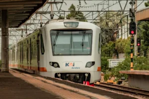 Kondektur KAI bertugas menjaga perjalanan kereta tetap aman dan tertib. Simak tugas, tanggung jawab, dan estimasi gajinya 2026. (Foto unsplash/Fasyah Halim)