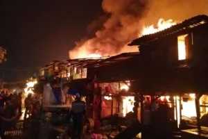 Kebakaran hebat di pasar Paniai menewaskan 11 warga yang terjebak api, 6 di antaranya anak-anak. Polisi kini menyelidiki penyebab pastinya.