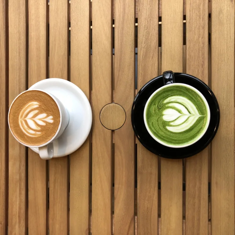Matcha dan kopi sama-sama mengandung kafein. Simak perbandingan kadar kafein, efek pada tubuh, dan batas aman konsumsinya. (Pixabay/nilerubinacoffee)