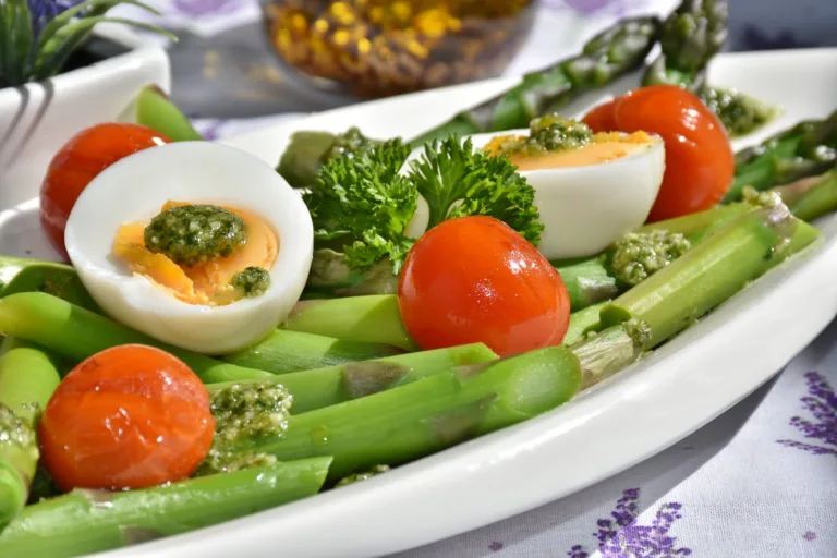 Cara menurunkan berat badan tanpa diet ketat dengan mengatur porsi, kalori, pola makan, olahraga, tidur, dan kebiasaan sehat. (Foto ilustrasi: Pixabay/Rita E)