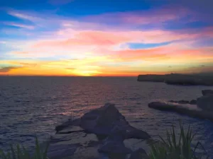 8 destinasi wisata Pacitan untuk menikmati sunset selain Pantai Klayar, dari bukit, pantai, hingga spot karang dengan panorama indah. (Foto GMaps/Takuro)