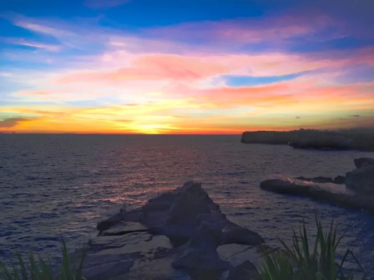 8 destinasi wisata Pacitan untuk menikmati sunset selain Pantai Klayar, dari bukit, pantai, hingga spot karang dengan panorama indah. (Foto GMaps/Takuro)
