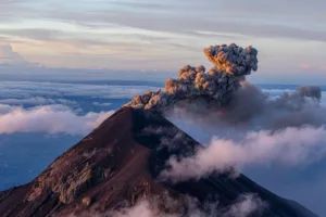 Bedanya erupsi dan meletus pada gunung berapi dan bagaimana dengan Anak Gunung Krakatau menurut Badan Geologi. (Foto ilustrasi Pixabay/dominickvietor)