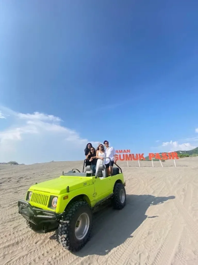 Wisatawan naik Jeep di Gumuk Pasir Parangkusumo, salah satu wisata pantai hits di Kabupaten Bantul, D.I. Yogyakarta yang wajib masuk bucket list libur akhir pekan. (GMaps/Hamim Tzy)