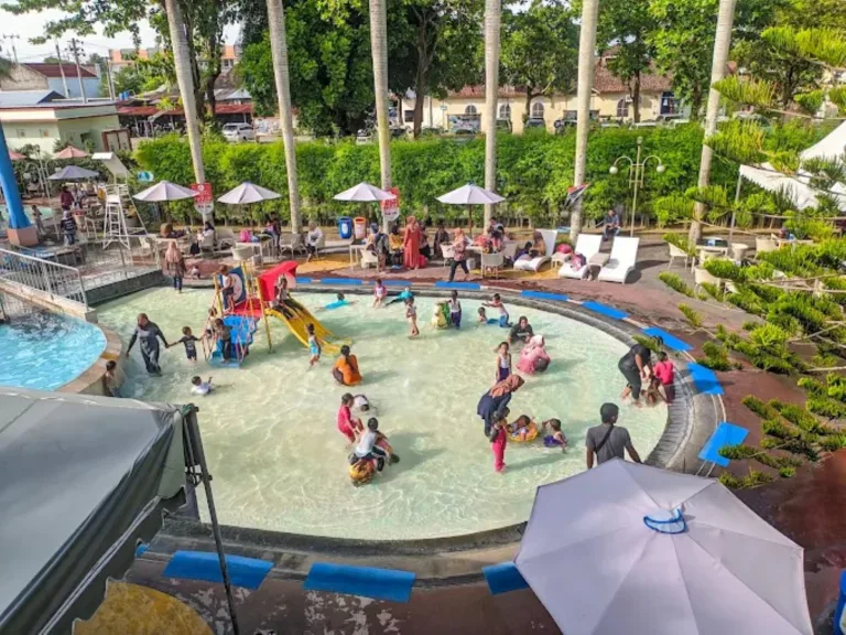Anak-anak didampingi orang tua asyik mereka bermain air di Kids Fun Piyungan Bantul. (GMaps/Syallendra)